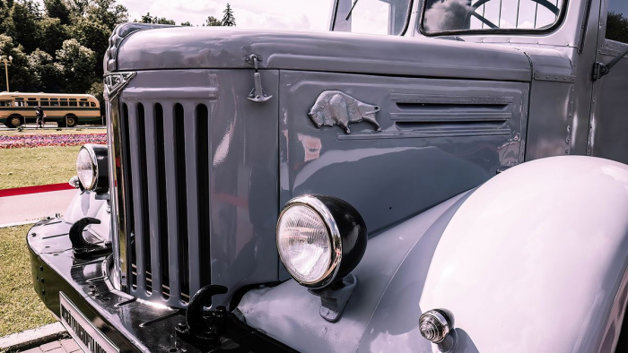 Этот грузовик в СССР сделали для армии, но использовали в лесу: что было не так с МАЗ-502