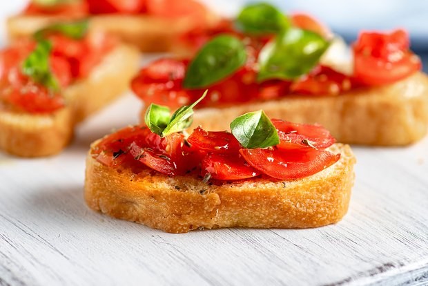 Брускетты на Новый год: 9 лучших рецептов праздничной закуски