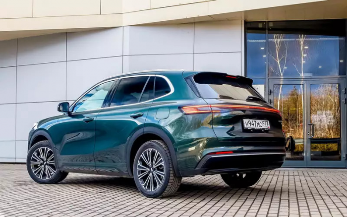 Передний привод, атмосферник и электромотор: испытали новый Geely