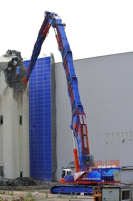 Как выглядит крупнейшая машина для сноса зданий — Kobelco SK3500D