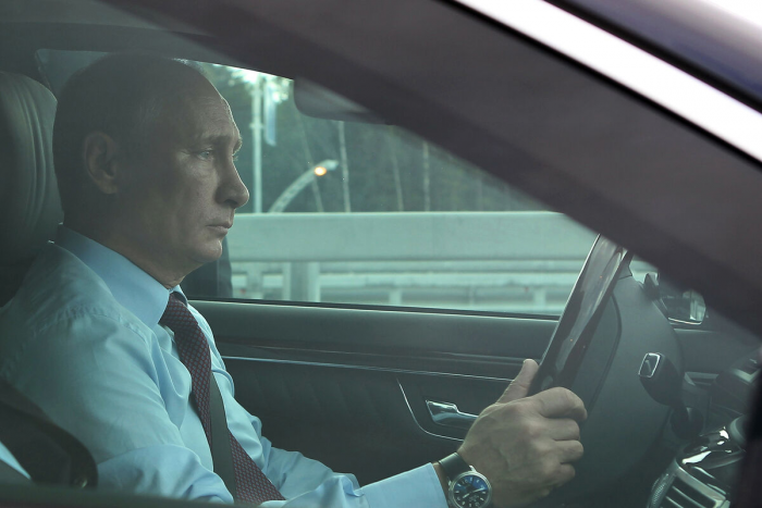 Путин пообещал решить проблему передвижения курьеров на СИМ по тротуарам