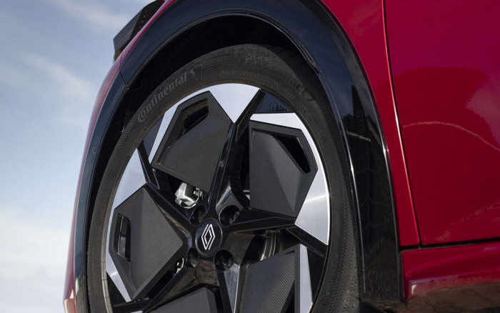 Популярный французский хэтчбек стал гибридом, сохранив умеренную цену