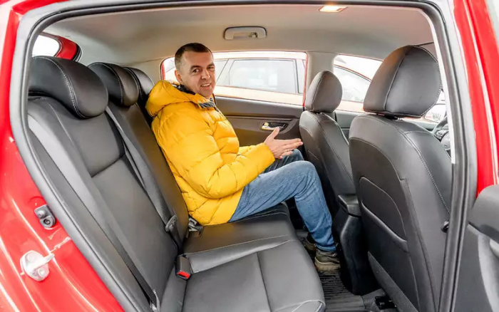 Выбираем недорогой универсальный автомобиль: сравнили две Лады и Солярис