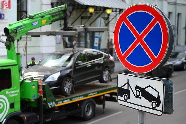 Дорожный знак «Остановка запрещена»: зона действия, штрафы, исключения