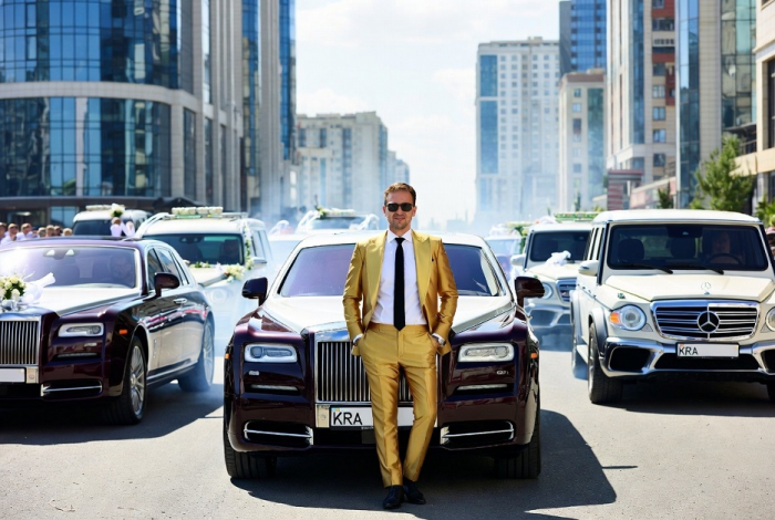 Блогер в золотом костюме впечатлился свадьбой в Грозном с кортежем Rolls-Royce