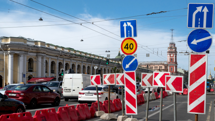 Одни кочки да ямы: жители Петербурга требуют привести в порядок дворовые проезды