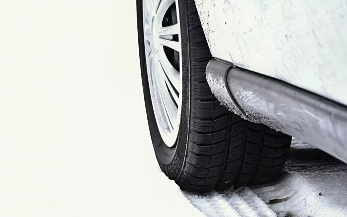 Водителям напомнили о штрафах за летнюю резину зимой