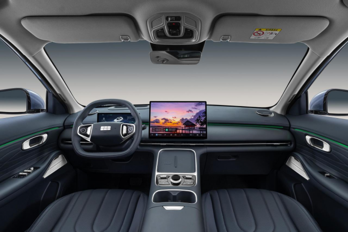 Новый гибридный кроссовер Geely EX5 EM-i: в чем особенность автомобиля