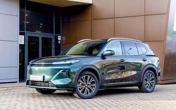 Передний привод, атмосферник и электромотор: испытали новый Geely