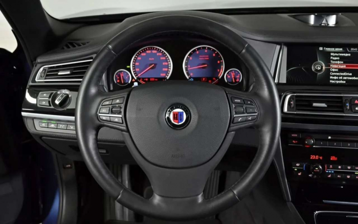 Редчайший седан продают в России: вдвое дороже новой «семерки» BMW