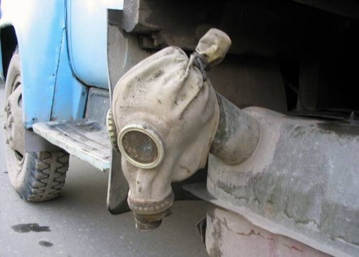 Для чего водители в прошлом использовали противогаз на бензобаке грузовика