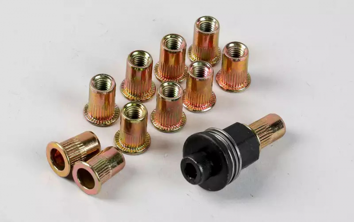 Как закрепить номерной знак на китайском автомобиле и не получить штраф?