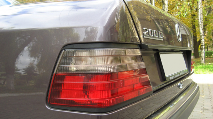 Зачем ставили ребристые задние фонари на старых седанах Mercedes-Benz