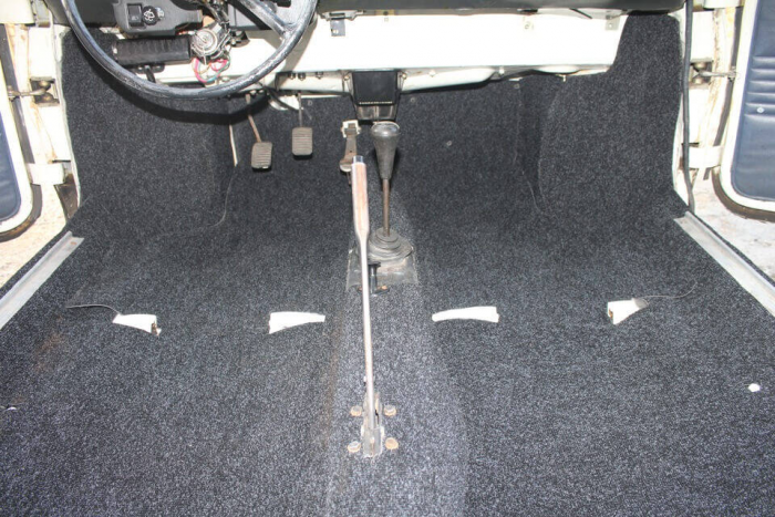 Почему в машинах ковровое покрытие, и можно ли без него обойтись?