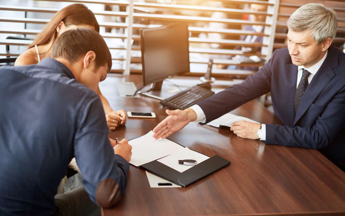 «Бабушкина схема»: лучше совершать сделку купли-продажи авто у нотариуса