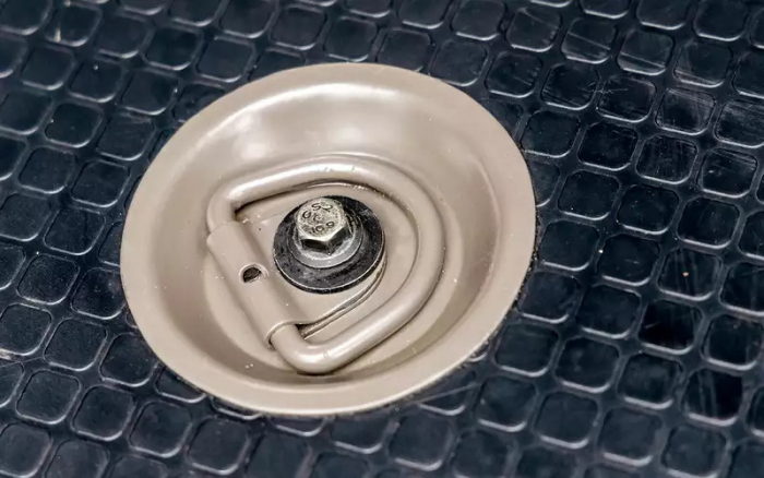 Дизель, механика, задний привод — добротный фургон подешевел на 300 тысяч