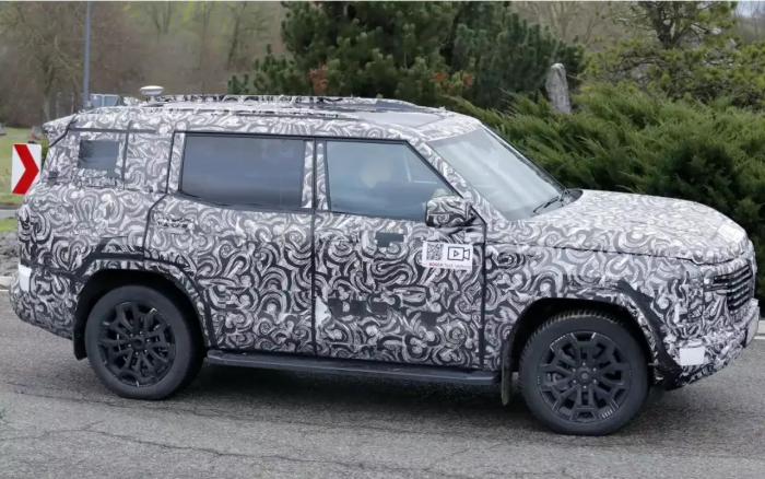 Абсолютно новый Pajero замечен на тестах: он сохранил свои внедорожные данные