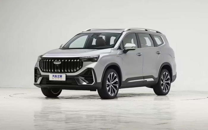 Geely выпустила обновленный кроссовер с 3 вариантами салона и ценой меньше миллиона