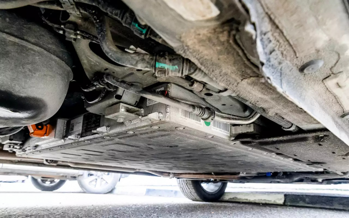 Передний привод, атмосферник и электромотор: испытали новый Geely