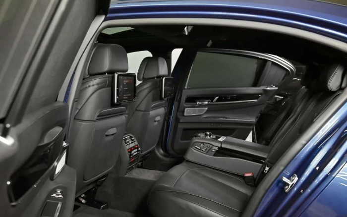 Редчайший седан продают в России: вдвое дороже новой «семерки» BMW