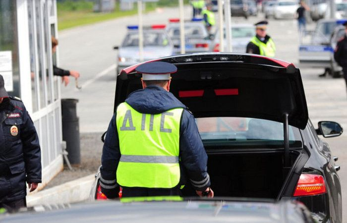 Инспектор ГИБДД просит открыть багажник: имеет право?