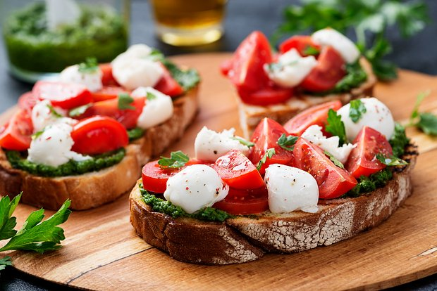 Брускетты на Новый год: 9 лучших рецептов праздничной закуски