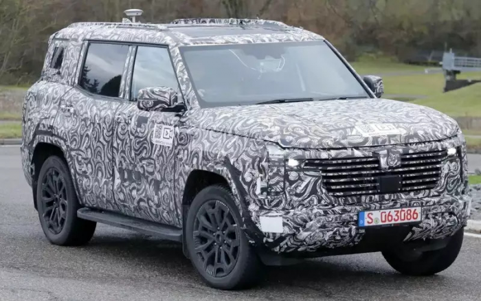 Абсолютно новый Pajero замечен на тестах: он сохранил свои внедорожные данные