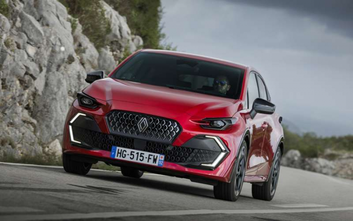 Популярный французский хэтчбек стал гибридом, сохранив умеренную цену