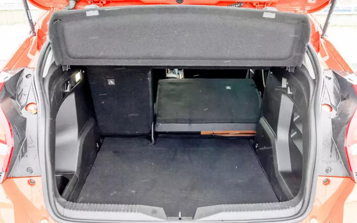 Выбираем недорогой универсальный автомобиль: сравнили две Лады и Солярис