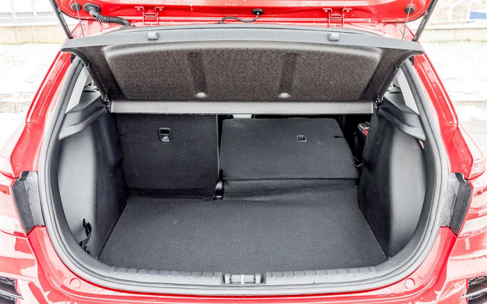 Выбираем недорогой универсальный автомобиль: сравнили две Лады и Солярис