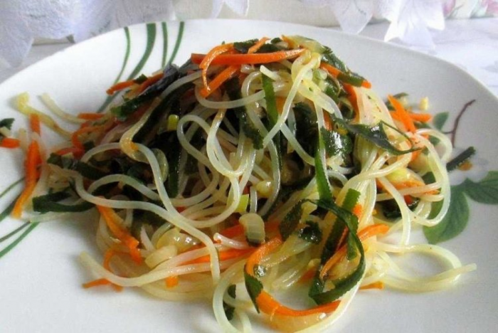 15 салатов с фунчозой и овощами, которые готовятся на скорую руку