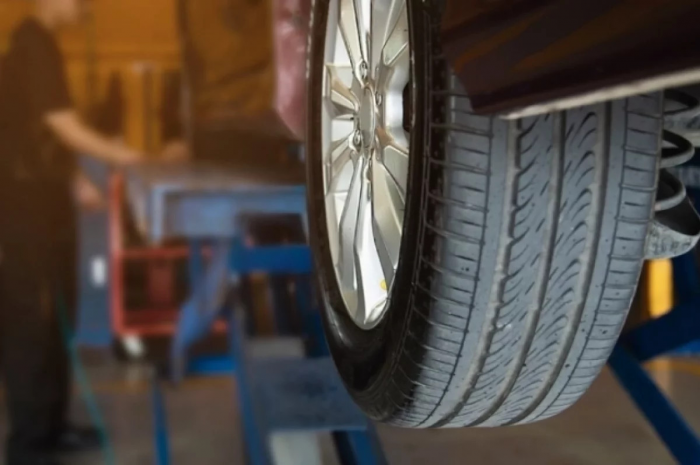 Автоэксперт Ломанов объяснил, как не переплатить на шиномонтаже