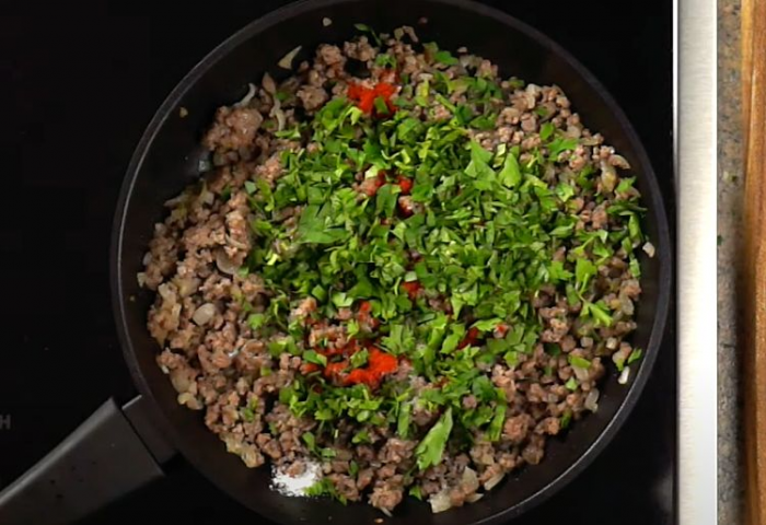 Гости на пороге, а пирога нет. Превращаем за секунды лаваш в полноценную выпечку с мясом