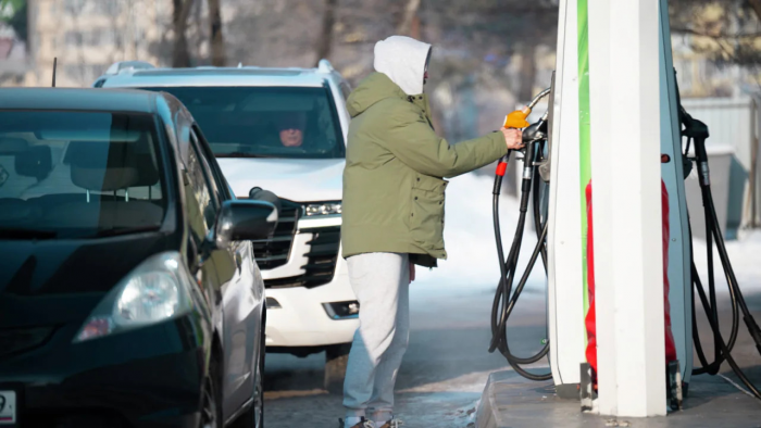 Почему водители перестали глушить мотор автомобиля на заправке