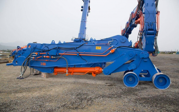 Как выглядит крупнейшая машина для сноса зданий — Kobelco SK3500D