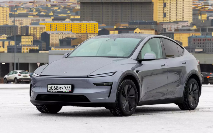 Круглый руль и сливная пробка в багажнике: чем удивил самый популярный электромобиль в мире