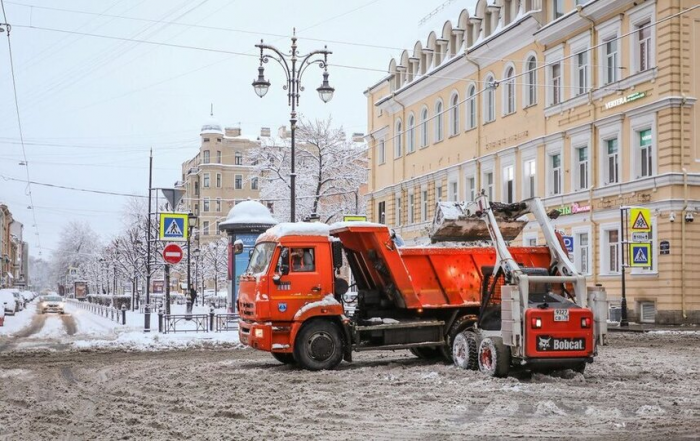 Без вреда для экологии: в Петербурге протестируют «электрокары» для уборки снега