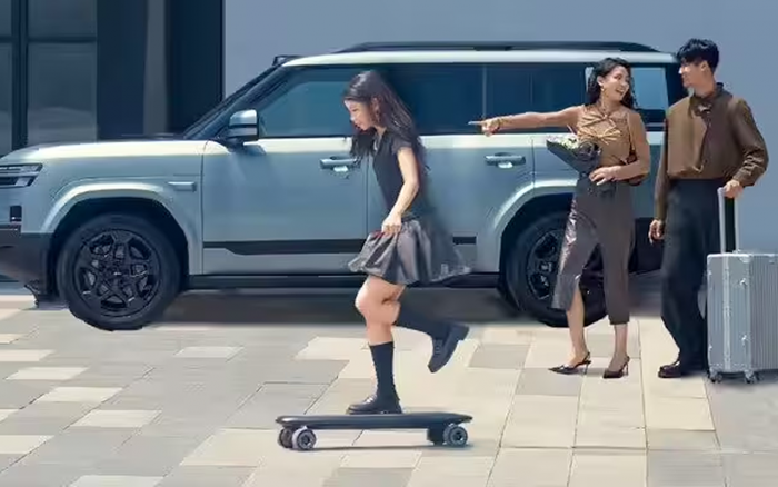 Популярный автобренд выпустил интересный электроскейтборд с рулем