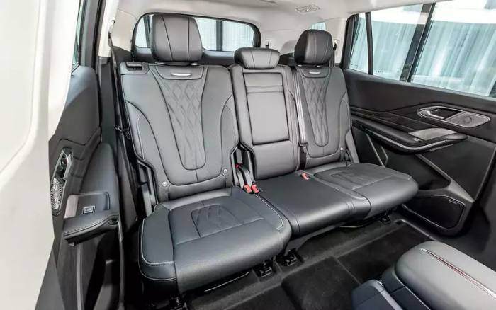 Полный привод, 7 мест, автомат как у Лексуса: чем удивил недорогой, но комфортный премиум