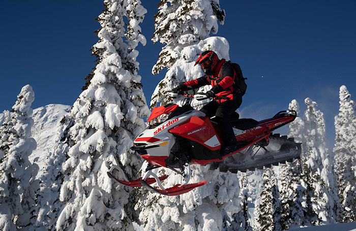 Сквозь снег. Топ-5 снегоходов сезона 2025-2026