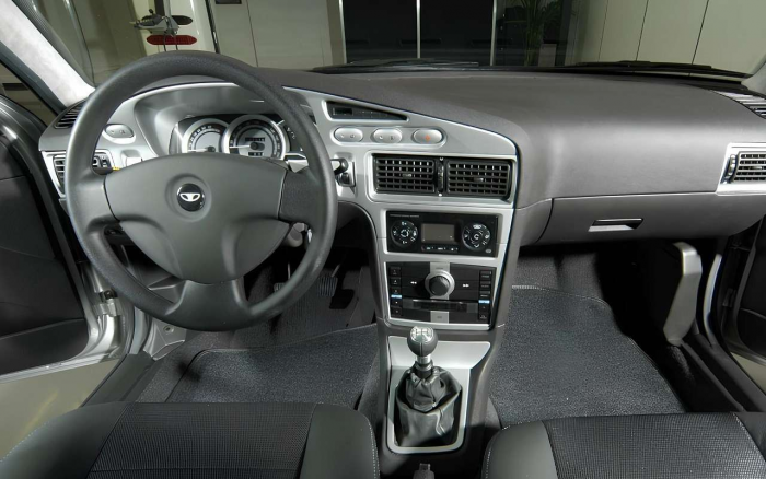 Седан с надежным мотором за 300 тысяч рублей? Есть такой — и это иномарка!