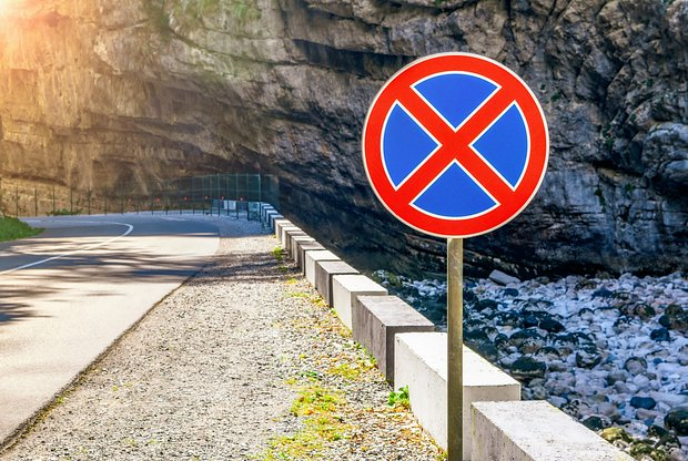 Дорожный знак «Остановка запрещена»: зона действия, штрафы, исключения