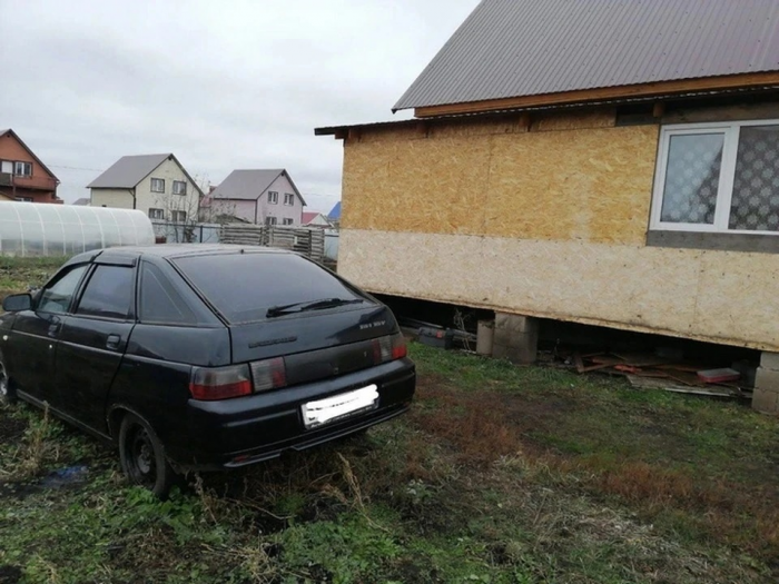 Что нельзя делать, если примерзла дверь в машине