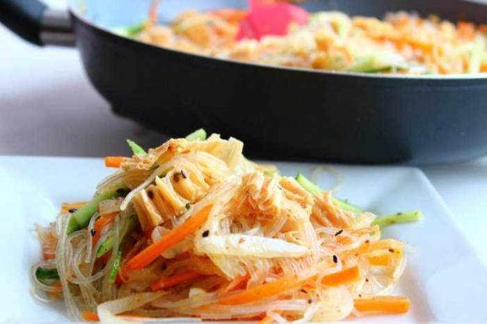 15 салатов с фунчозой и овощами, которые готовятся на скорую руку