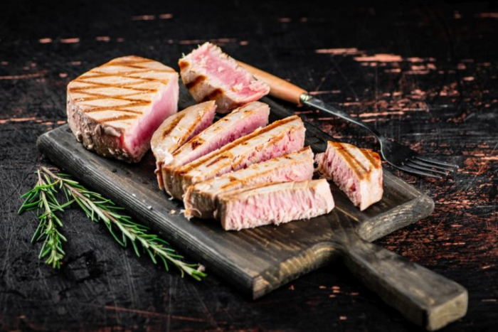 Если хочешь приготовить что-то эффектное, но легкое, тогда стейки из тунца в аэрогриле – отличный вариант