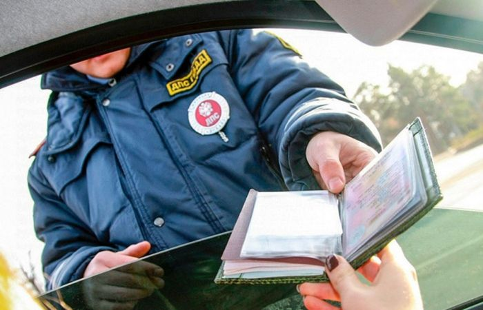 Чего ожидать автомобилисту, если он ездит с просроченными правами