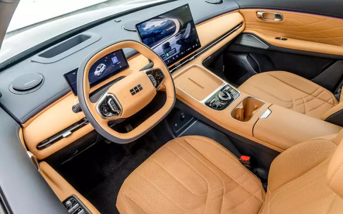 Передний привод, атмосферник и электромотор: испытали новый Geely