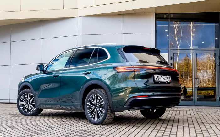 Передний привод, атмосферник и электромотор: испытали новый Geely