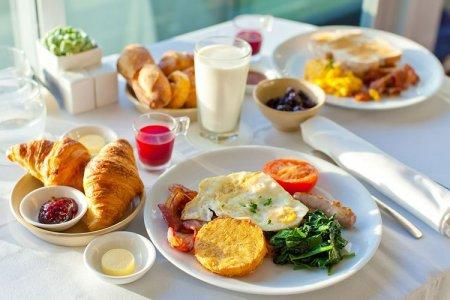 Завтрак туриста с перловкой – это отличный салат и полноценное самостоятельное блюдо, которое неоднократно сэкономит твое время