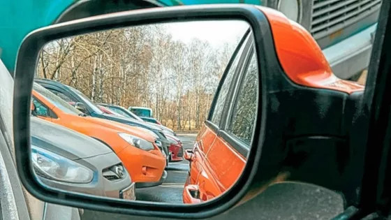 В ГАИ раскрыли, почему водители перестали складывать боковые зеркала на парковке, и как это может привести к штрафу